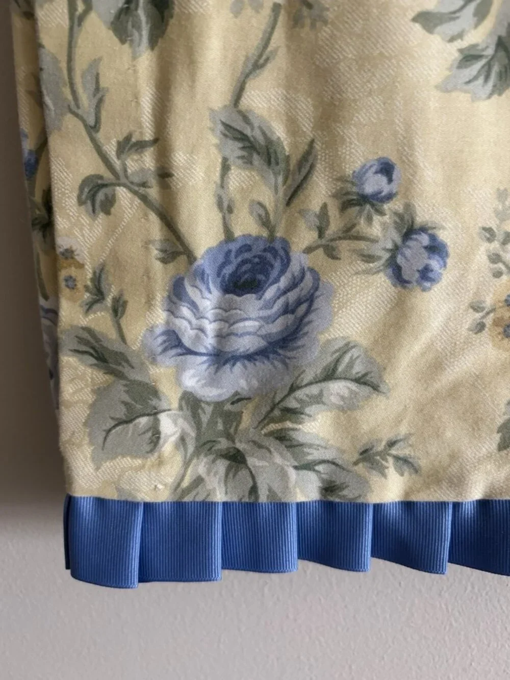 Waverly 1 Window Valance‎ Yellow Floral Blue Roses Scalloped 20